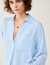 Carica l'immagine nel visualizzatore di Gallery, Blusa in crêpe de Chine, cielo