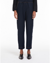 Carica l&#39;immagine nel visualizzatore di Gallery, Pantalone jogging in denim jersey &quot;ADRIA&quot;
