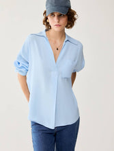 Carica l'immagine nel visualizzatore di Gallery, Blusa in crêpe de Chine, cielo

