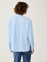 Carica l'immagine nel visualizzatore di Gallery, Blusa in crêpe de Chine, cielo
