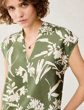Carica l'immagine nel visualizzatore di Gallery, Blusa in twill di seta, verde
